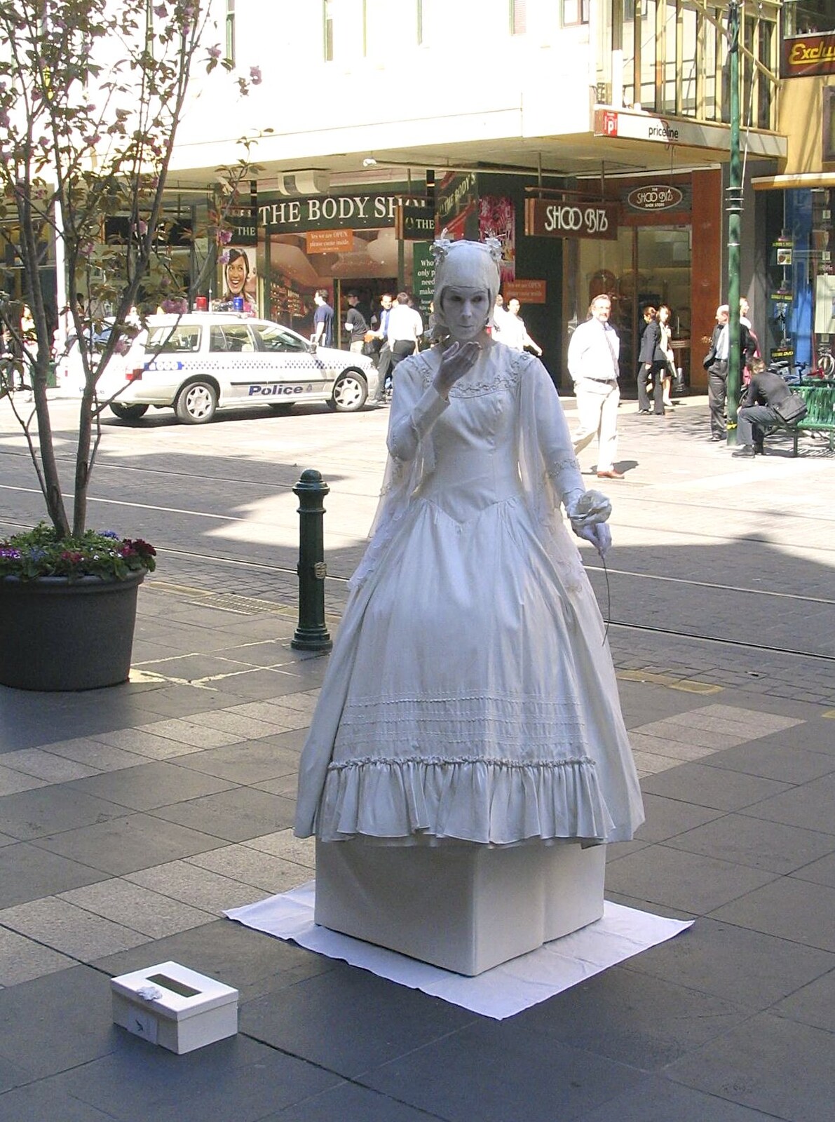 A living statue on a box from A Couple of Days in Melbourne, Victoria, Australia - 5th October 2004