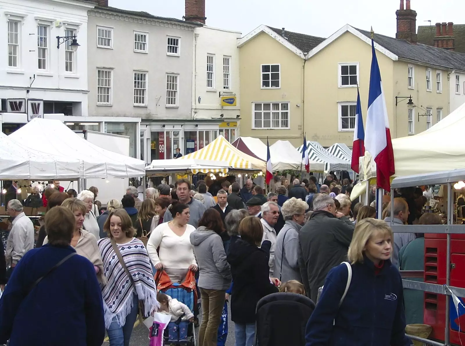 The crowds are out on Diss Marketplace, from A French Market, Blues and Curry, Diss, Scole and Brome - 17th October 2004