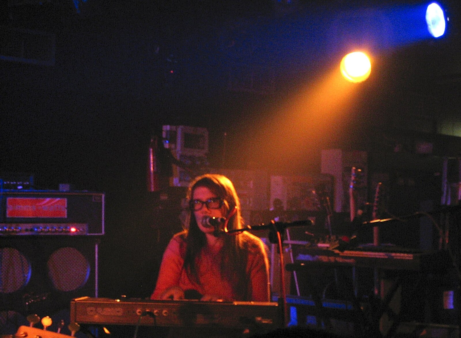 Other-wordly keyboard style from Embrace and Ed Harcourt Live in Norwich, Norfolk - 17th November 2004