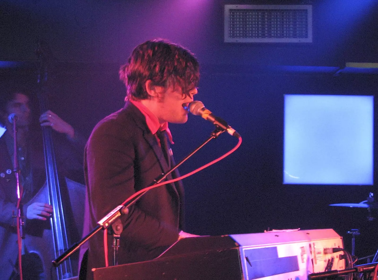 Ed sings, from Embrace and Ed Harcourt Live in Norwich, Norfolk - 17th November 2004