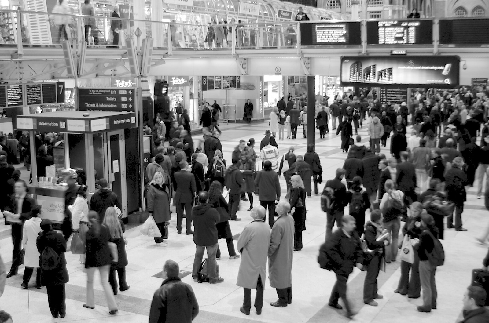 Crowds mill around at Liverpool Street from London in the Rain - 18th November 2004