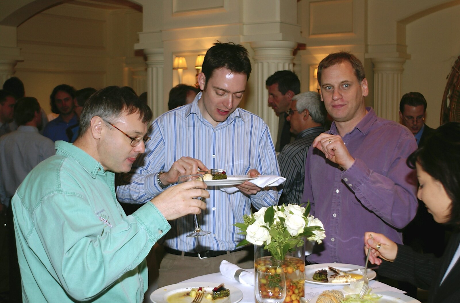 Dave, Stef and Luke discuss chocolate torte from Qualcomm Europe All-Hands, Berkeley Hotel, Knightsbridge - 18th November 2004