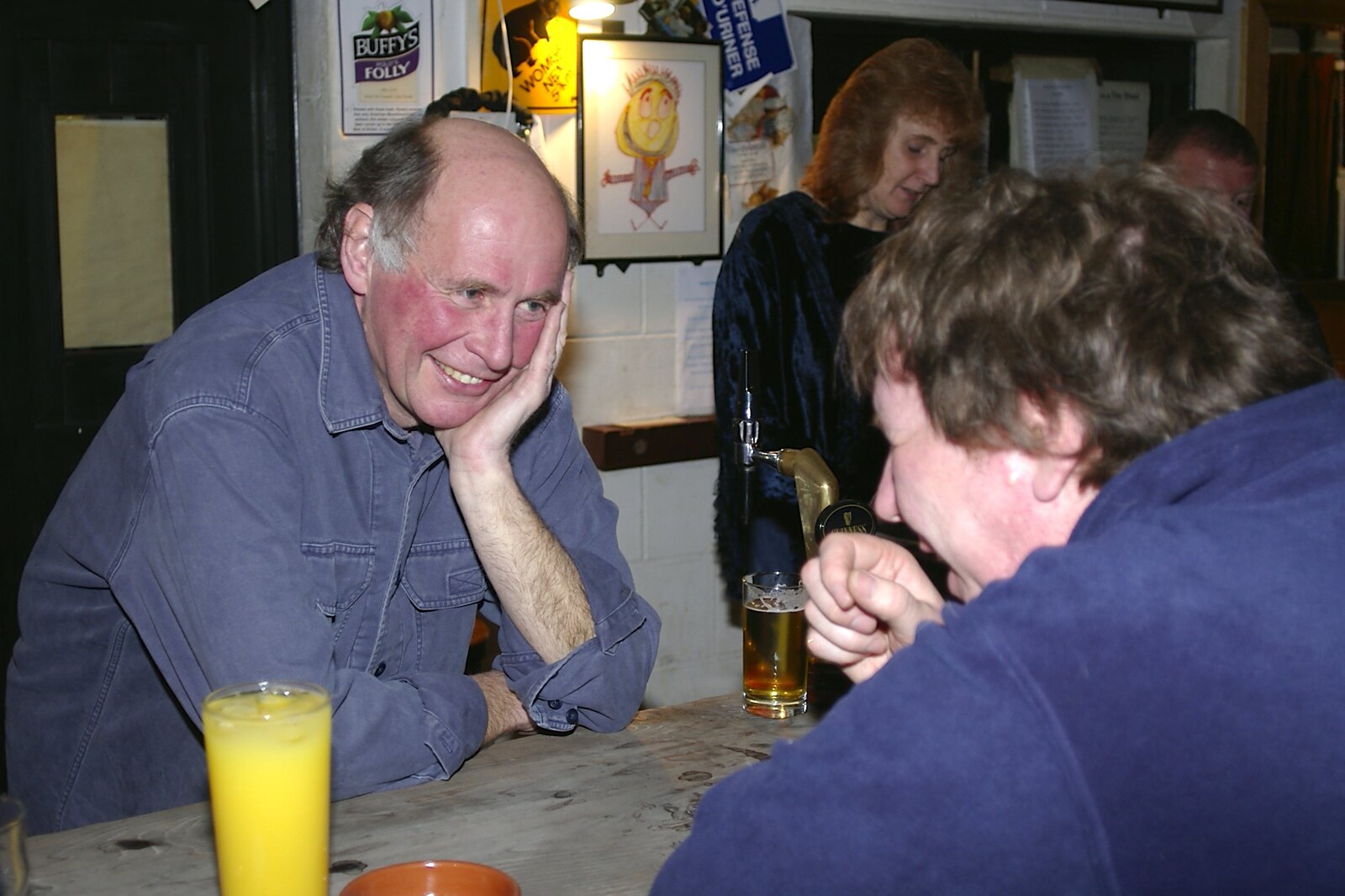 The BBs' Last-Ever Gig at The Cider Shed, Banham, Norfolk - 19th November 2004: Ryan chats to Max