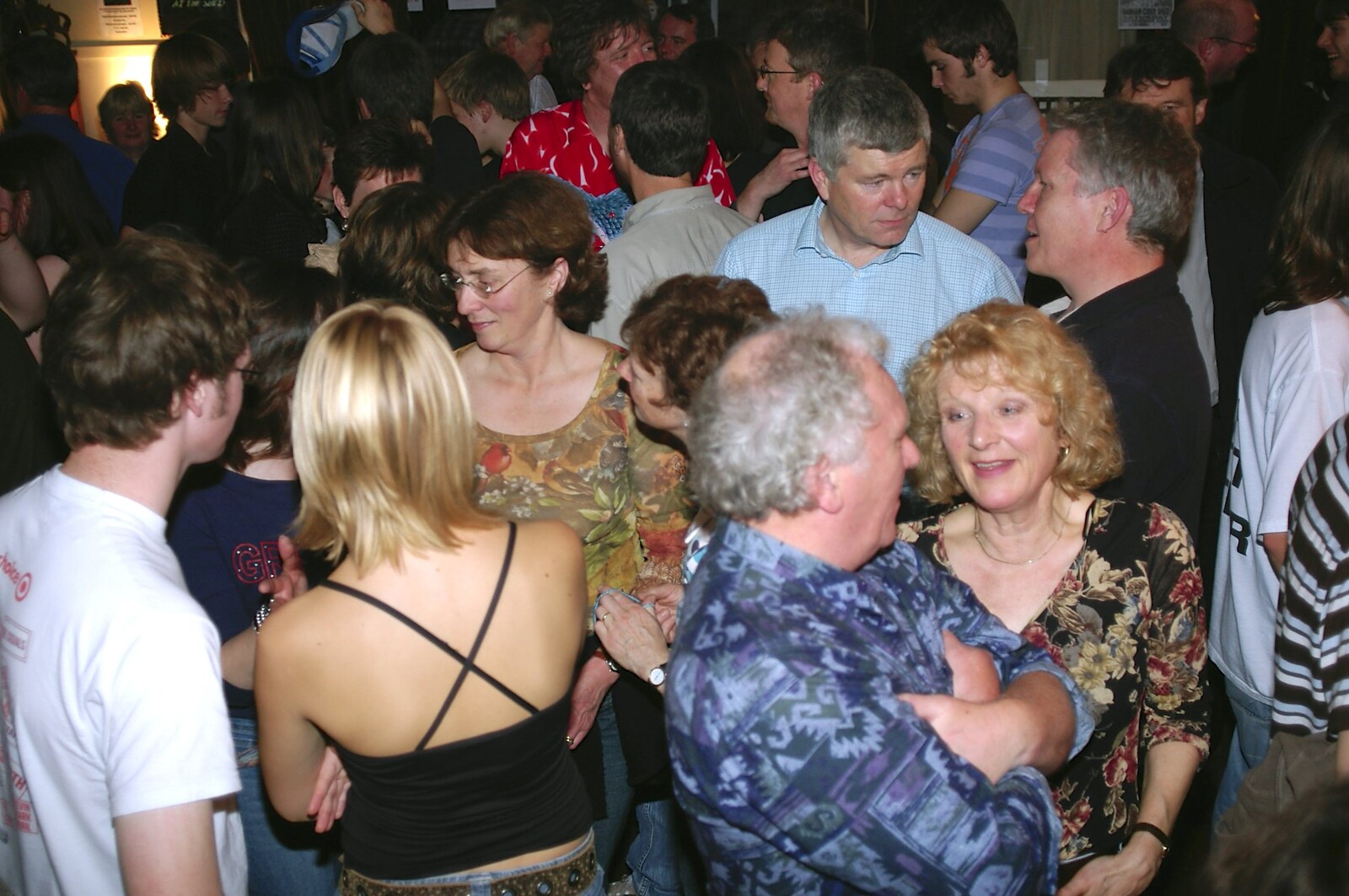 The BBs' Last-Ever Gig at The Cider Shed, Banham, Norfolk - 19th November 2004: The crowd mills about