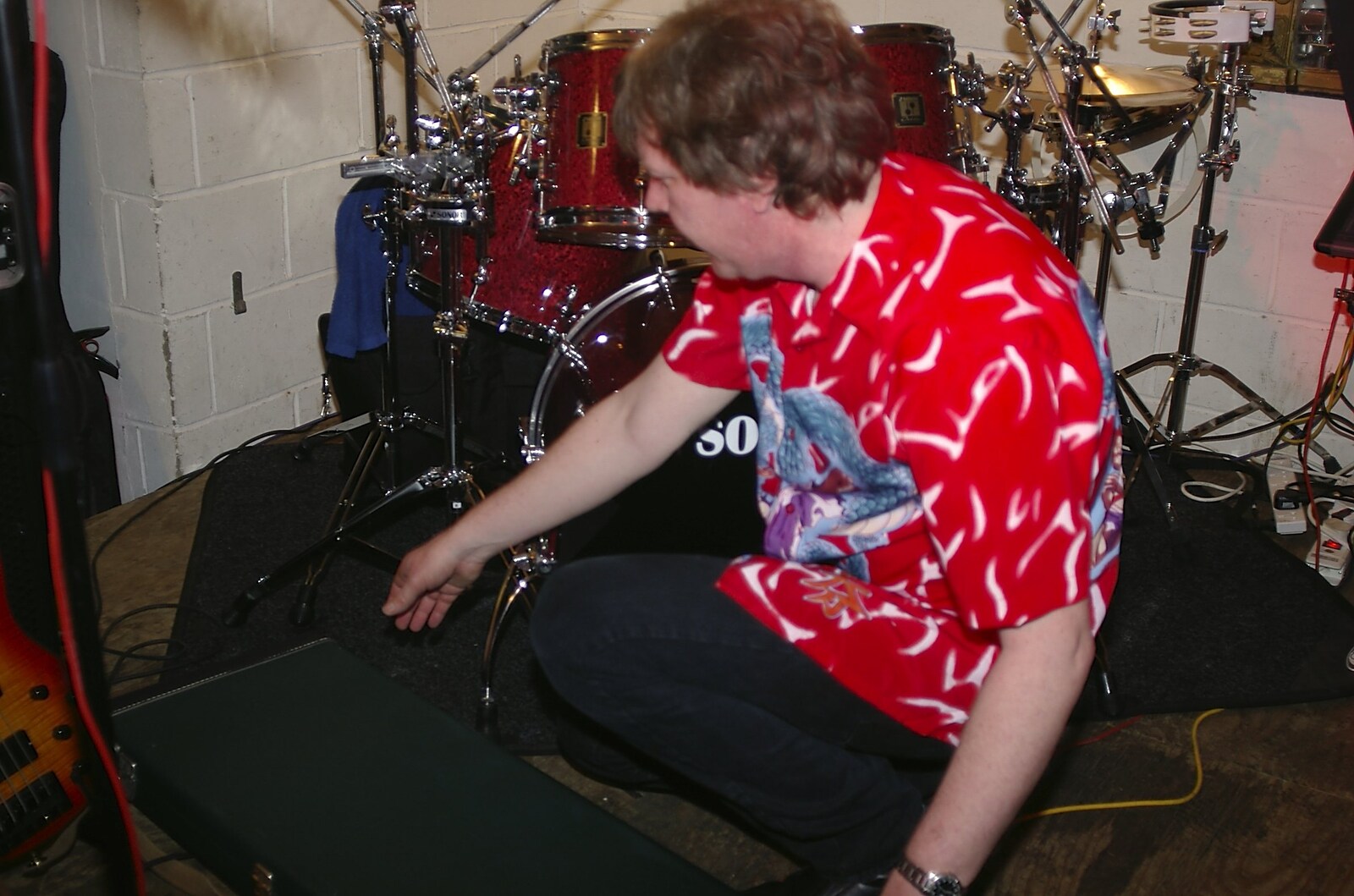 Max opens his bass case up from The BBs' Last-Ever Gig at The Cider Shed, Banham, Norfolk - 19th November 2004