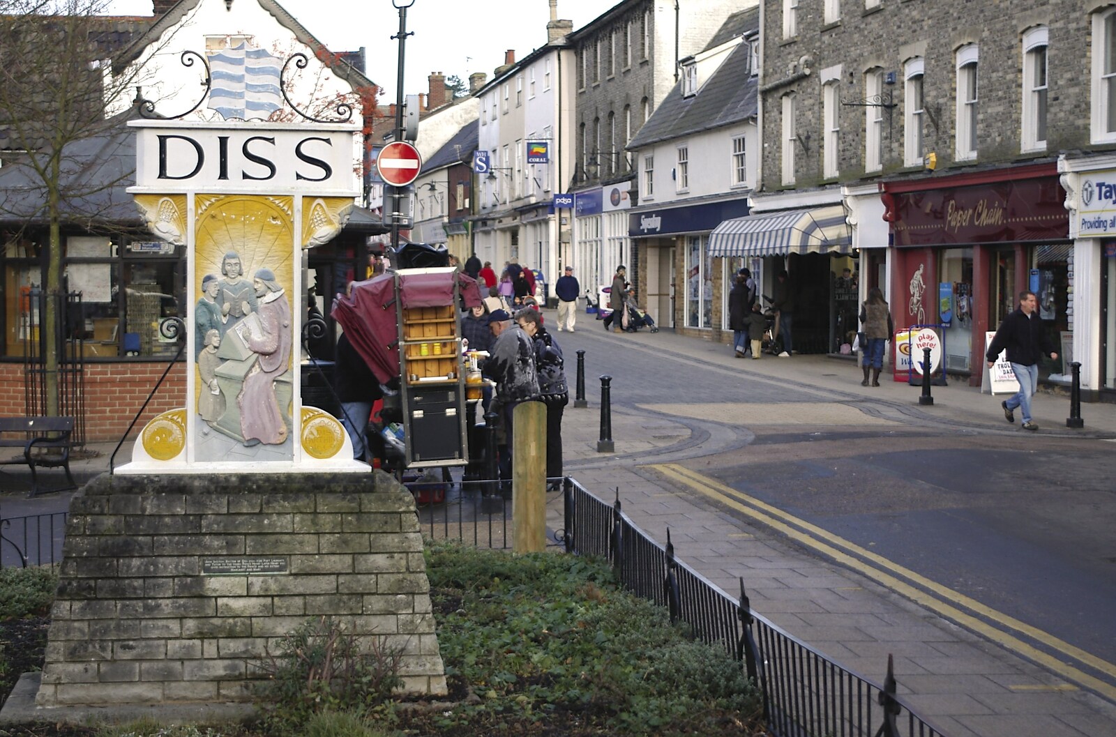 The Diss sign, and Mere Street from Random Scenes of Diss, Norfolk - 20th November 2004