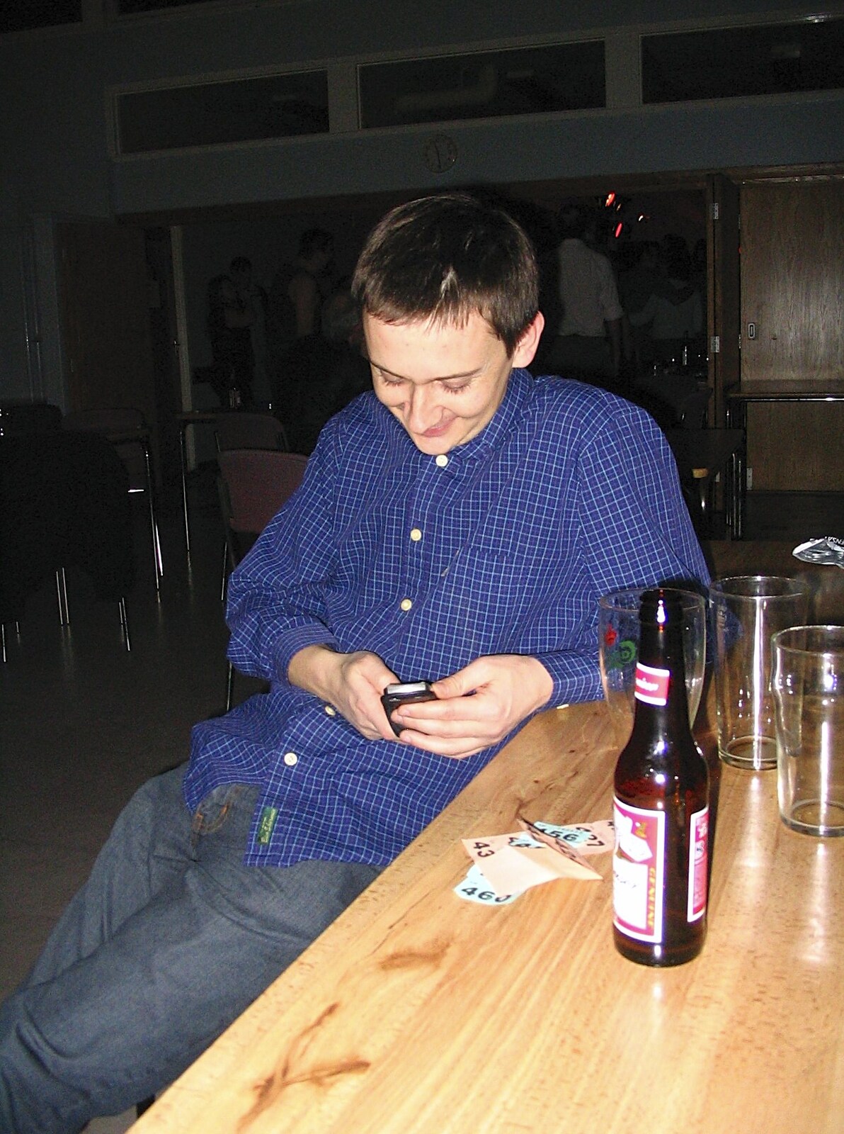 A CISU Blues Festival at the SCC Social Club, and a Million Laptops, Ipswich and Cambridge - 27th November 2004: Andrew does some texting too