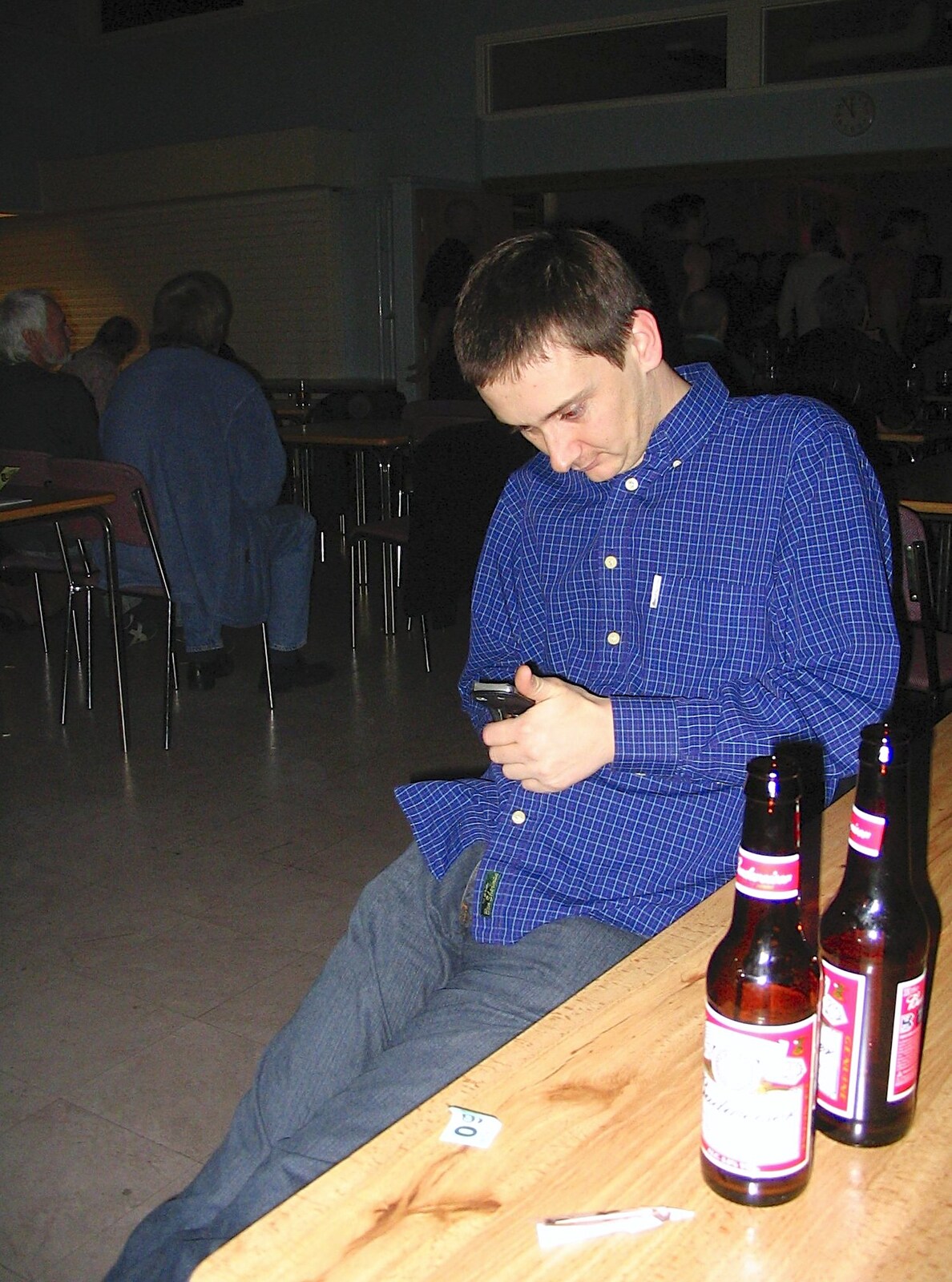 A CISU Blues Festival at the SCC Social Club, and a Million Laptops, Ipswich and Cambridge - 27th November 2004: Andrew's still texting