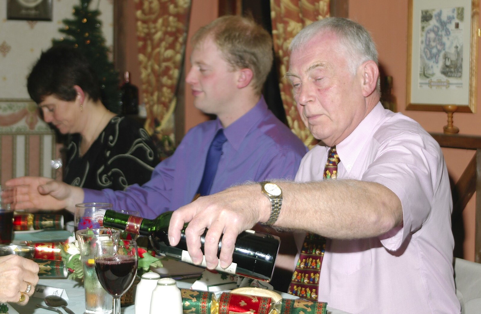 The BSCC Annual Dinner, The Brome Swan, Suffolk - 4th December 2004: Colin pours some wine