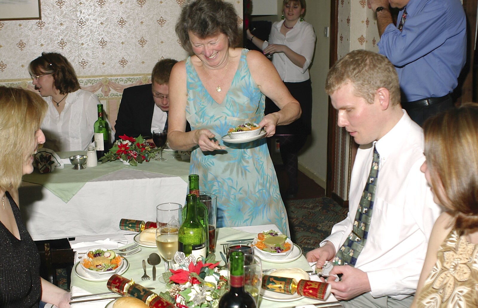 The BSCC Annual Dinner, The Brome Swan, Suffolk - 4th December 2004: Sylvia brings some starters out