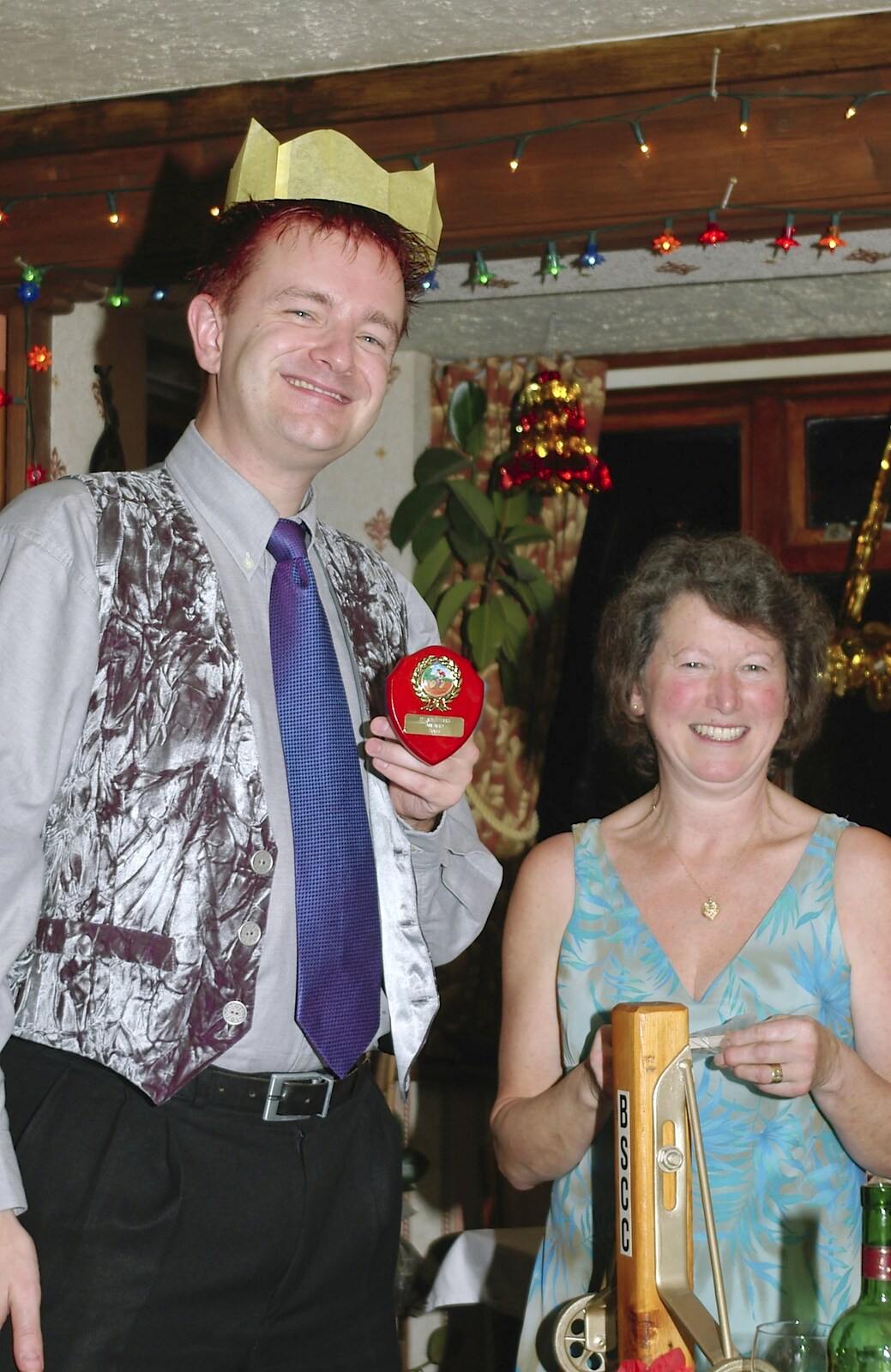 The BSCC Annual Dinner, The Brome Swan, Suffolk - 4th December 2004: Nosher gets an award as Crap-tain of the club
