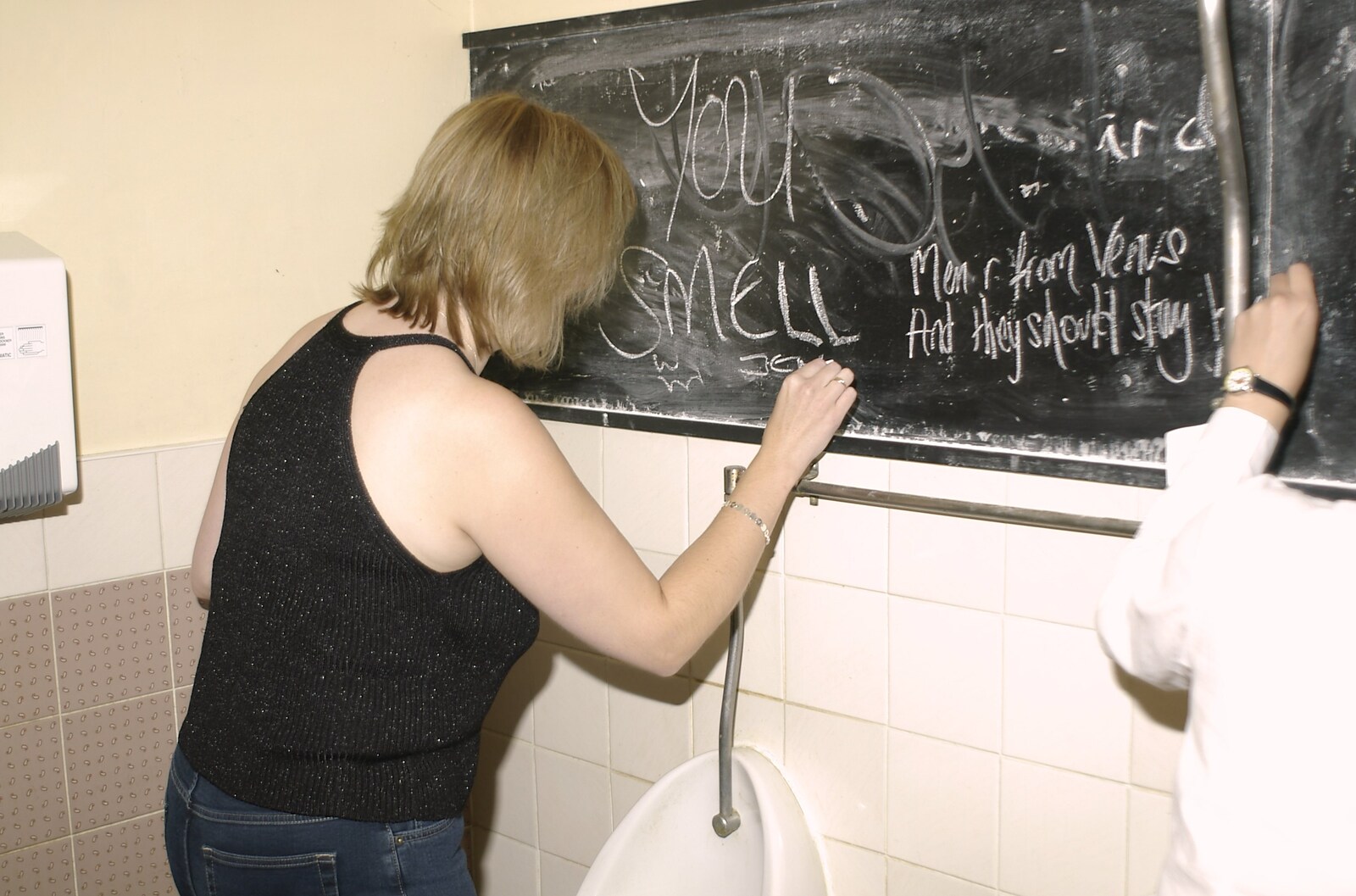 The BSCC Annual Dinner, The Brome Swan, Suffolk - 4th December 2004: Sarah's chalk graffiti tells it like it is