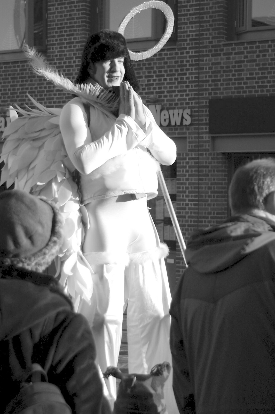 There's an angel on stilts from Christmas Shopping and a Carol Service, Norwich and Thrandeston - 19th December 2004