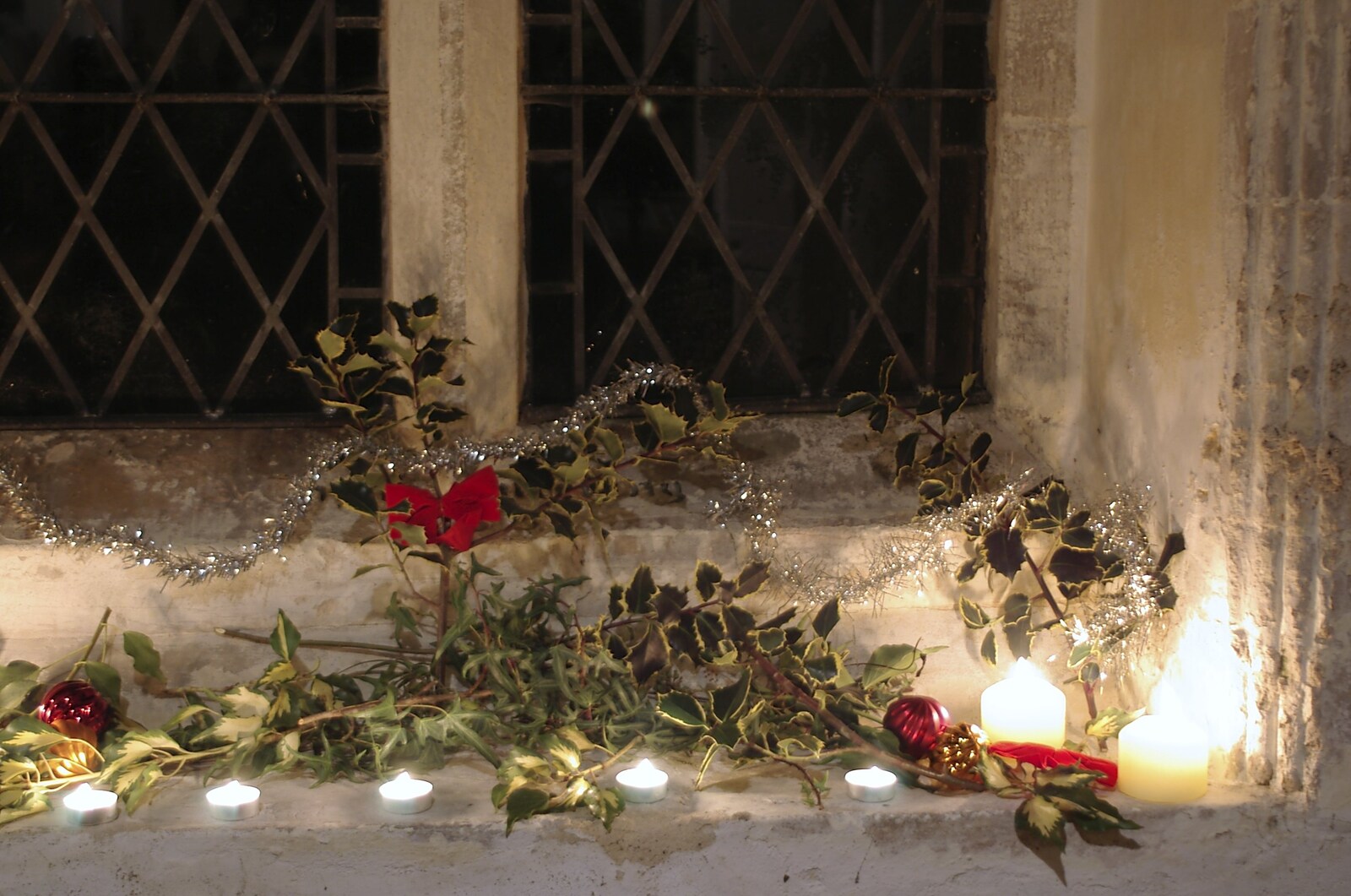 A decorated window sill from Christmas Shopping and a Carol Service, Norwich and Thrandeston - 19th December 2004