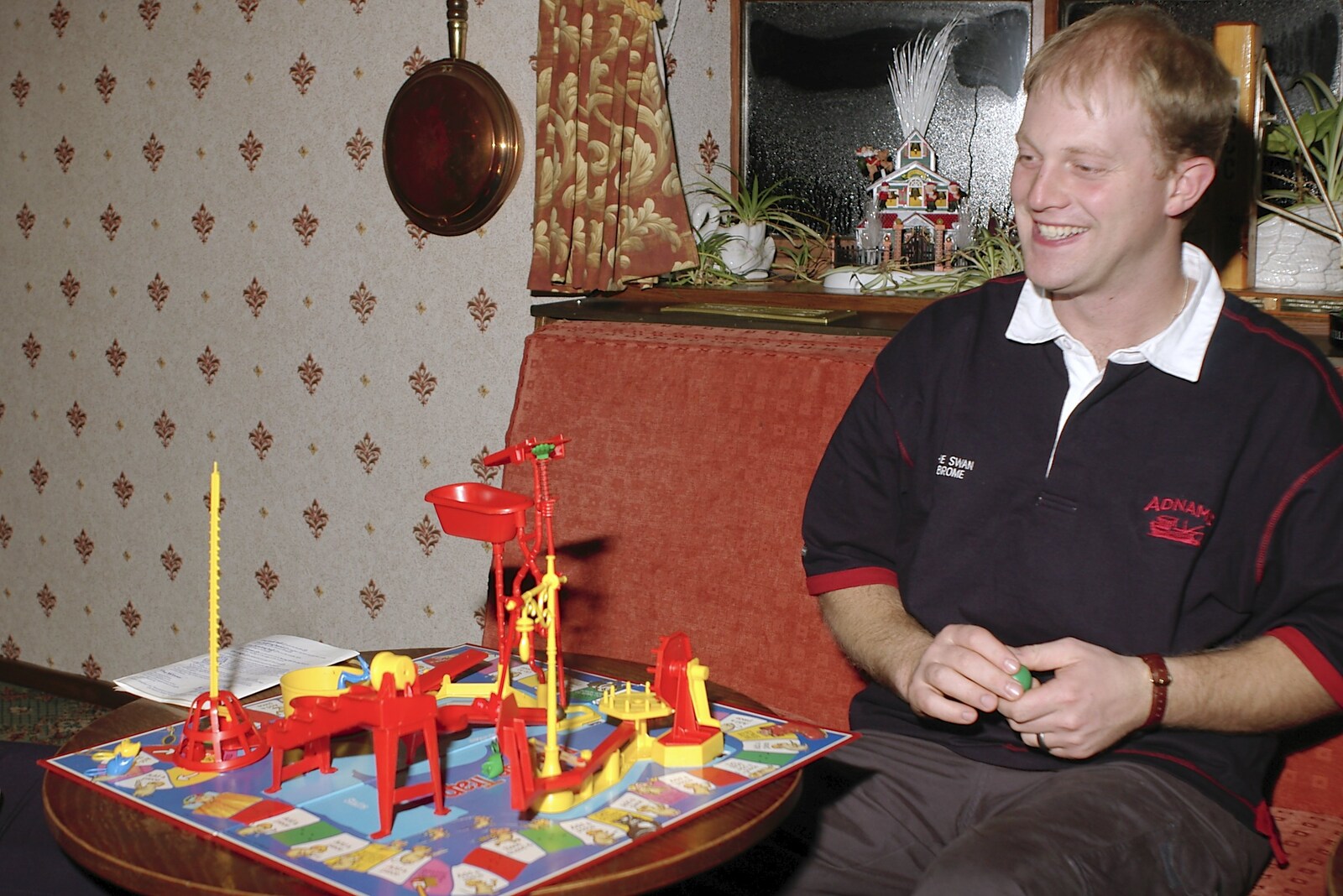 Paul sets up Mousetrap from Christmas Day at the Brome Swan, Brome, Suffolk - 25th December 2004