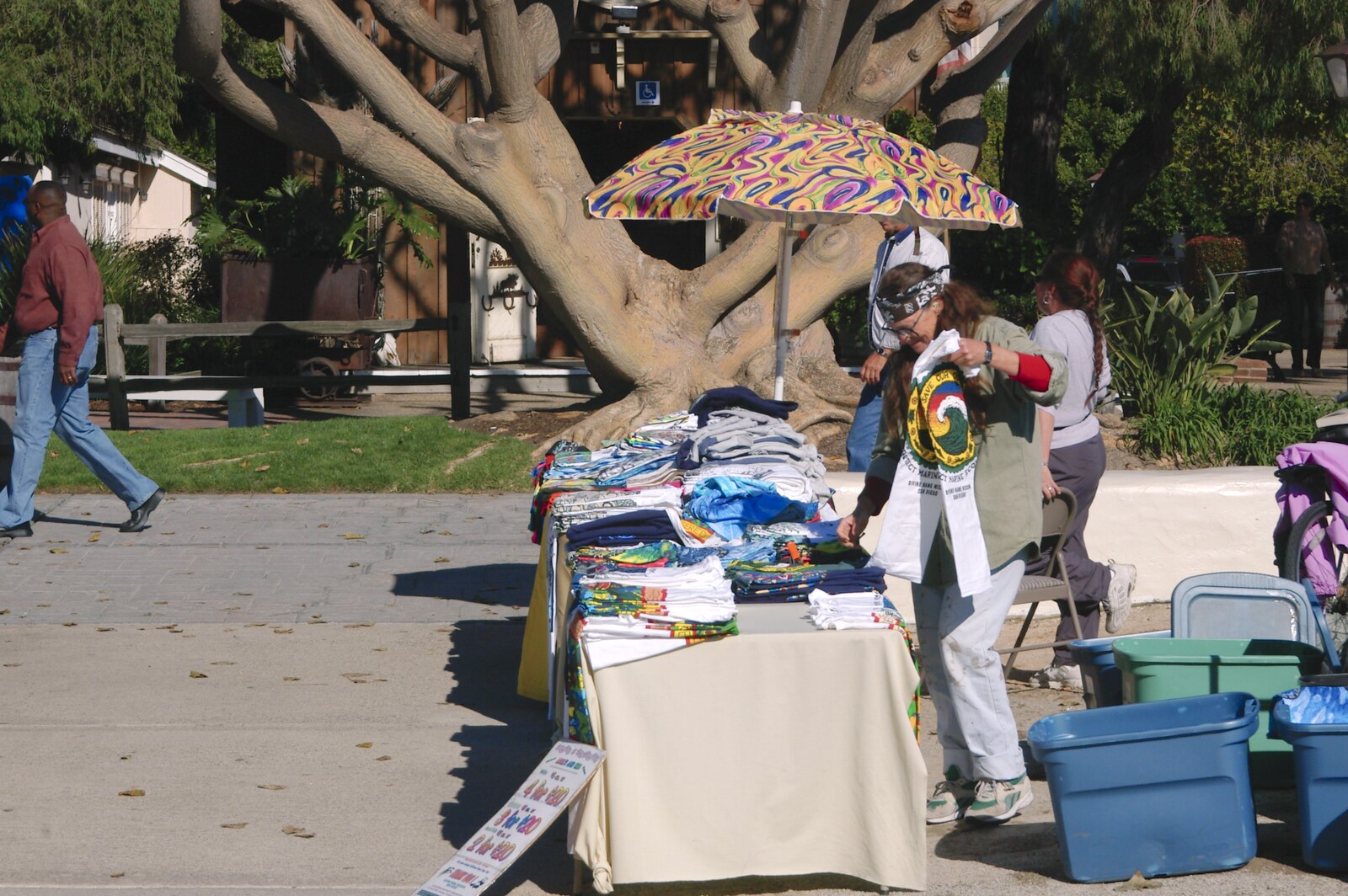 A teeshirt seller from A Trip to San Diego, California, USA - 11th January 2005