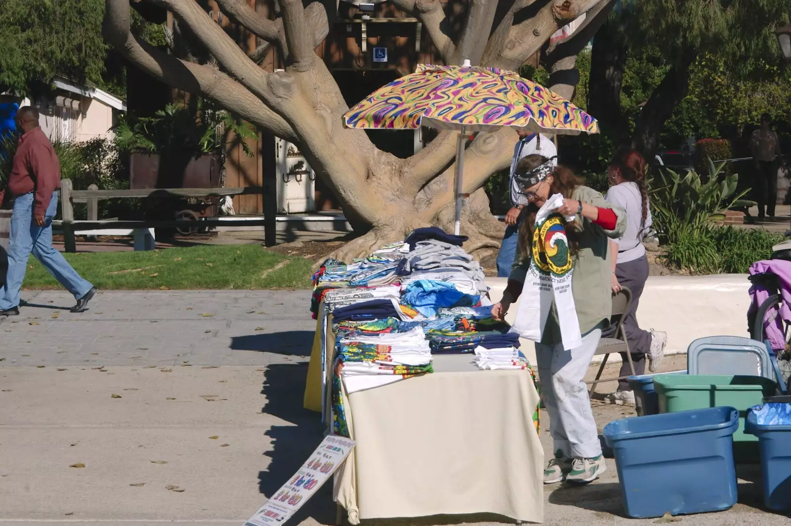 A teeshirt seller, from A Trip to San Diego, California, USA - 11th January 2005