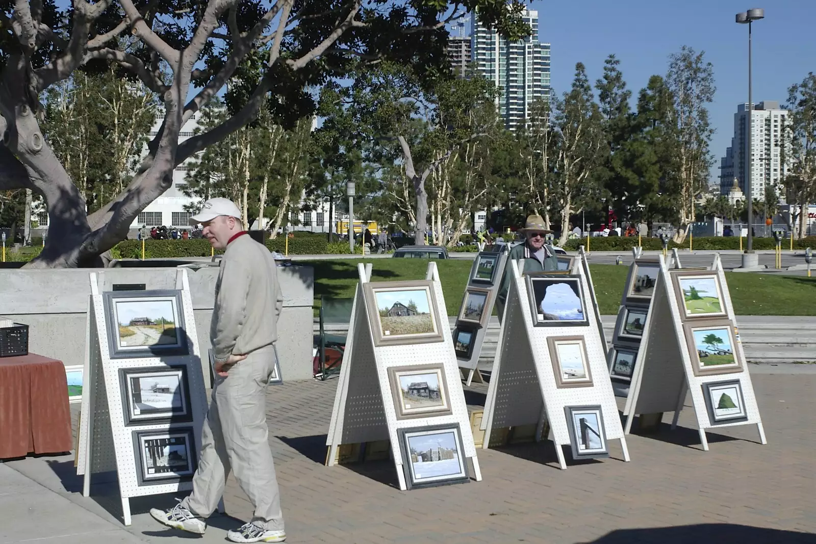 Russell scopes out some paintings, from A Trip to San Diego, California, USA - 11th January 2005