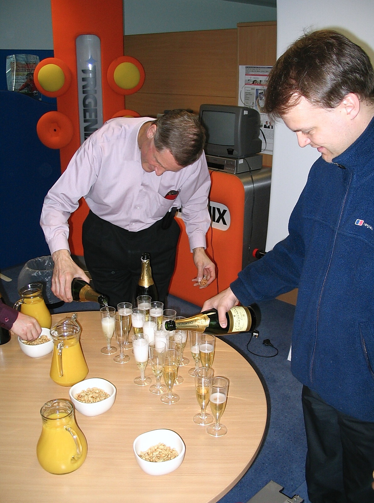 Nick helps pour fizz to see Steve Ives off from A Swan Car Crash and the End of Trigenix, Brome and Cambridge - 31st January 2005