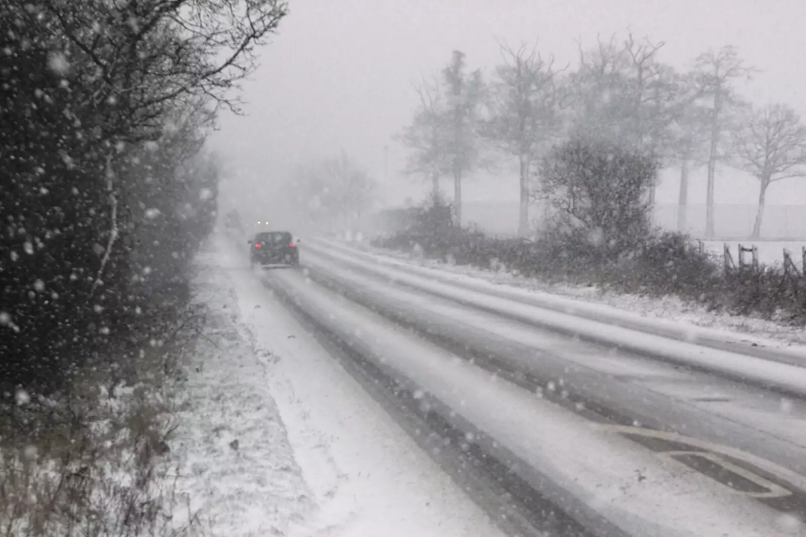 The snow comes down on the A140, from Wendy Leaves "The Lab" and a Snow Day, Cambridge and Brome - 25th February 2005