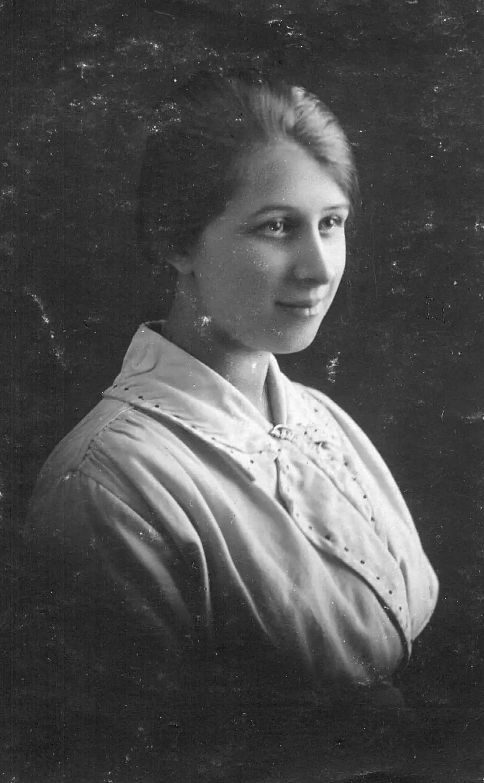 Elsie, circa 1915, aged around 18, from Nosher's Family History - 1880-1955