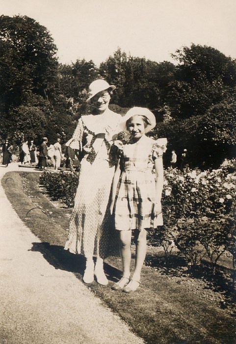 Nosher's Family History - 1880-1955: Margaret and Elsie on a day out
