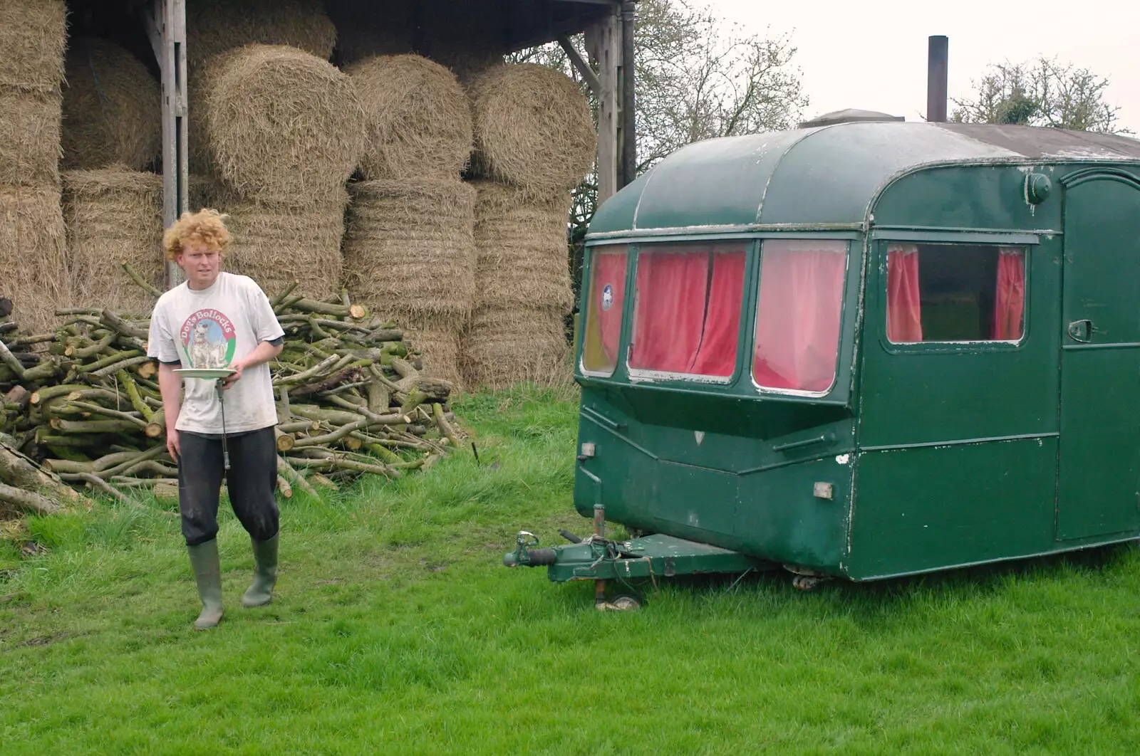 Wavy and his caravan home, from Wavy and the Milking Room, Dairy Farm, Thrandeston, Suffolk - 28th March 2005