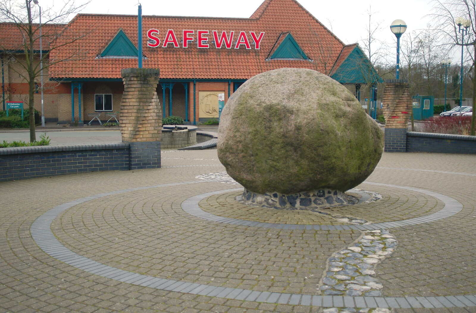 The Safeway granite rock - home of Gort from The SCC Social Club and the  Demolition of Diss Publishing, Ipswich and Diss - 2nd April 2005
