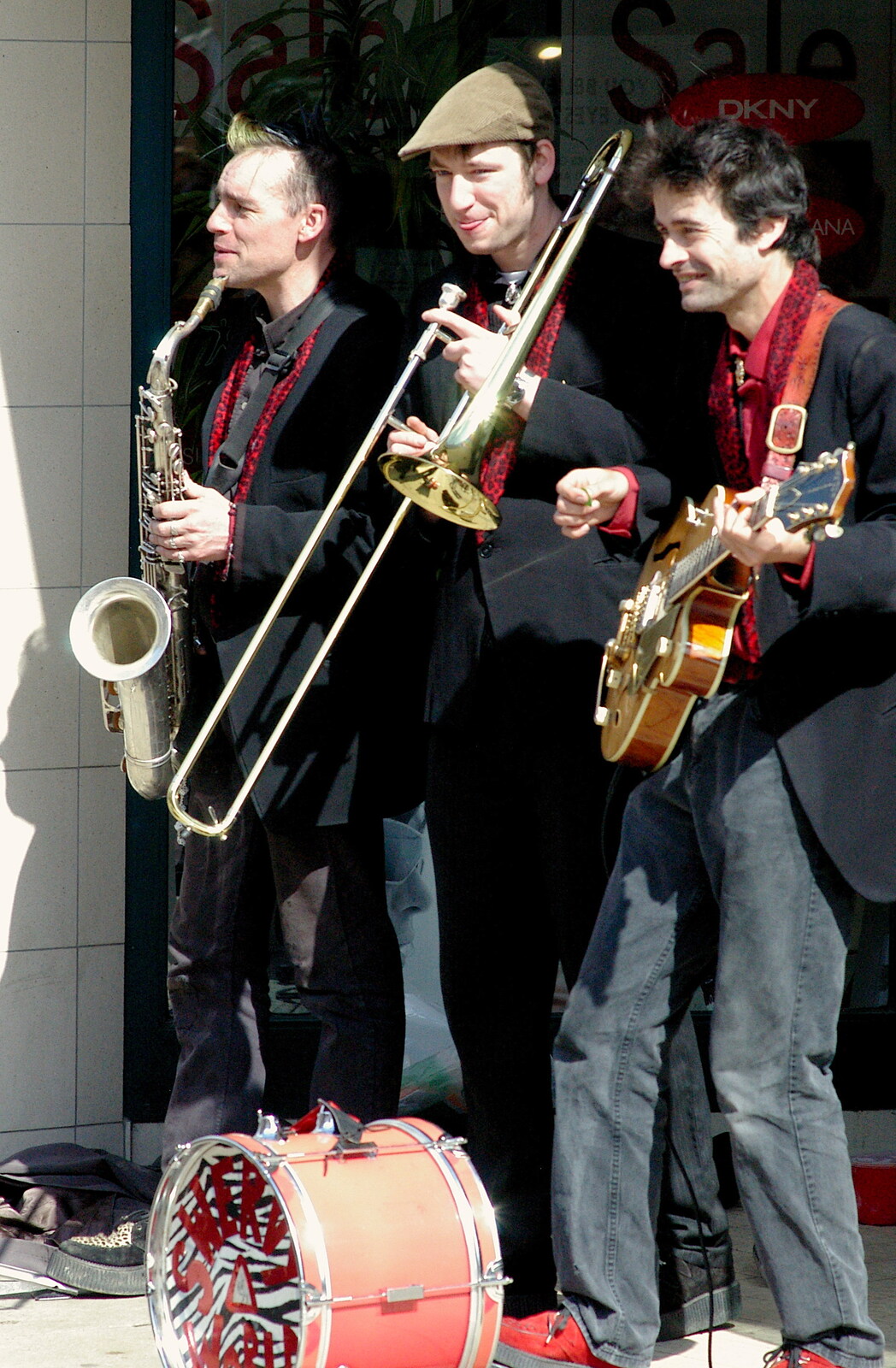 Busking/skiffle group 'Swervy World' from Norwich Market, the BSCC at Occold, and Diss Publishing - 10th April 2005