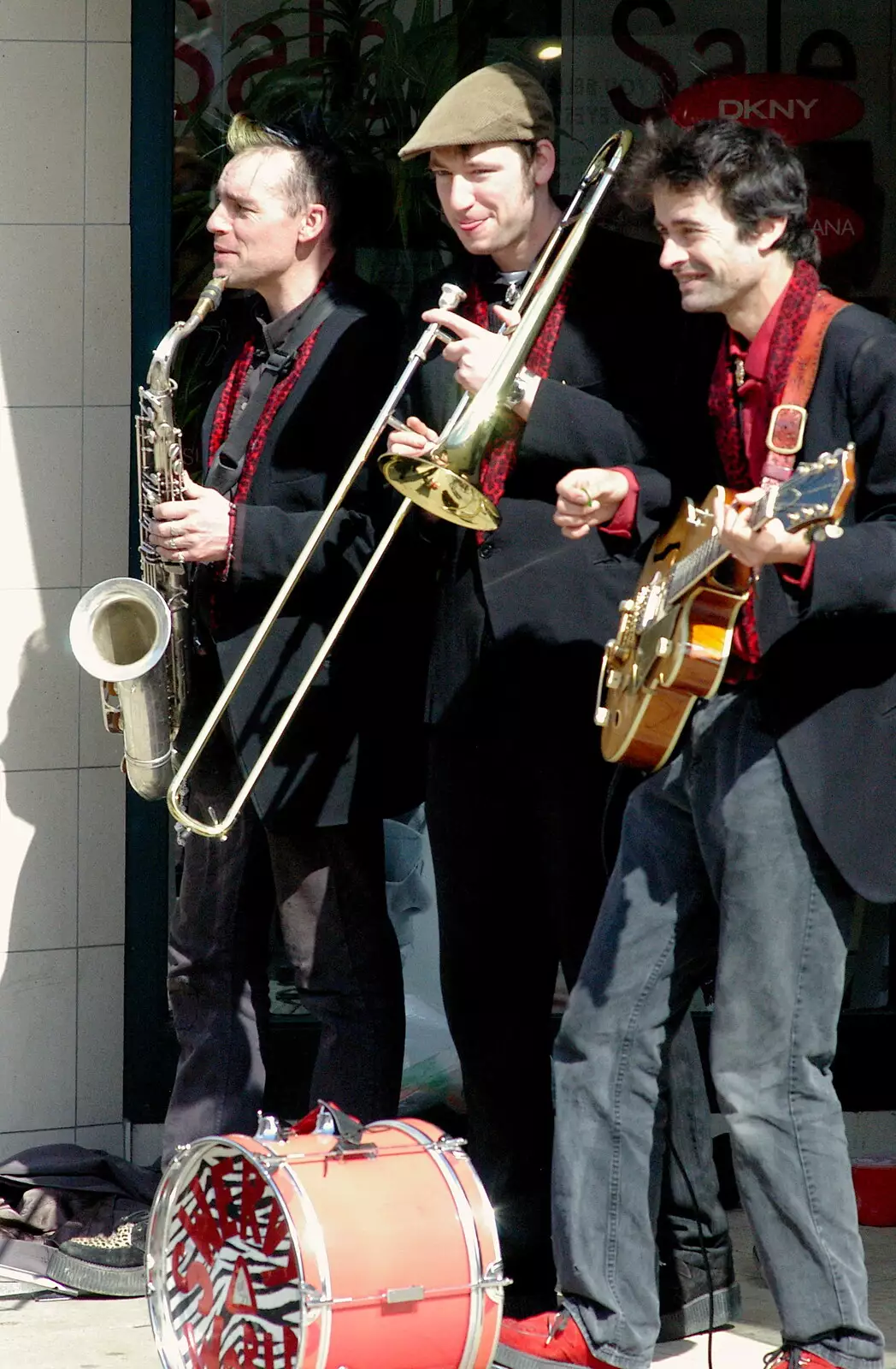 Busking/skiffle group 'Swervy World', from Norwich Market, the BSCC at Occold, and Diss Publishing - 10th April 2005