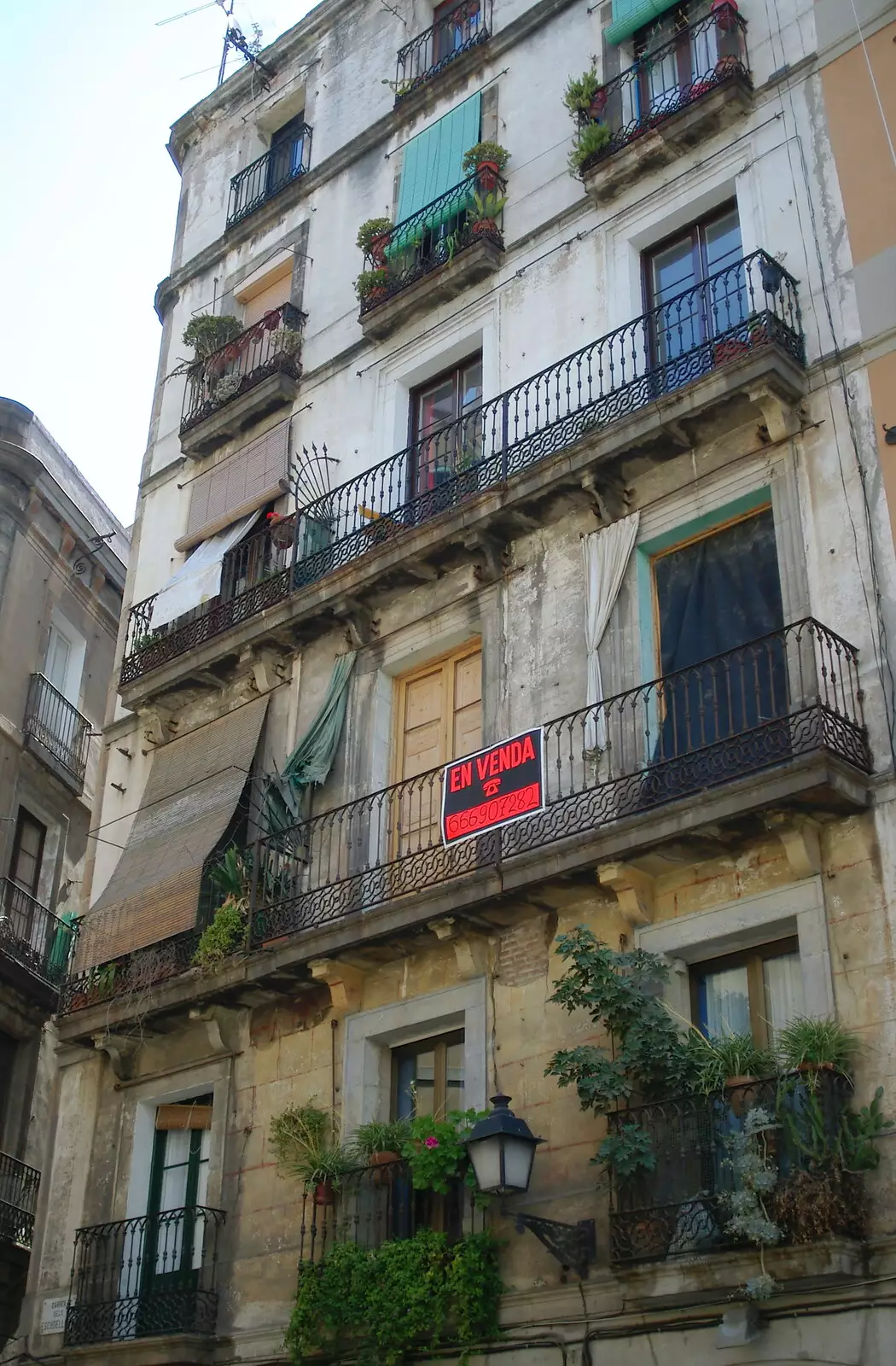 A crumbling building for sale, from A Trip to Barcelona, Catalunya, Spain - 29th April 2005