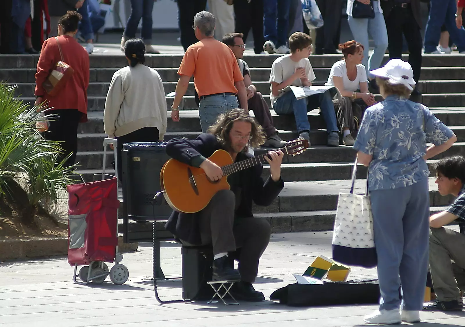 A guitarist near the Museu de Picasso, from A Trip to Barcelona, Catalunya, Spain - 29th April 2005