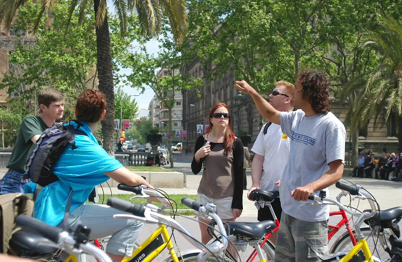 Regrouping near the Arc de Triomf, from A Trip to Barcelona, Catalunya, Spain - 29th April 2005