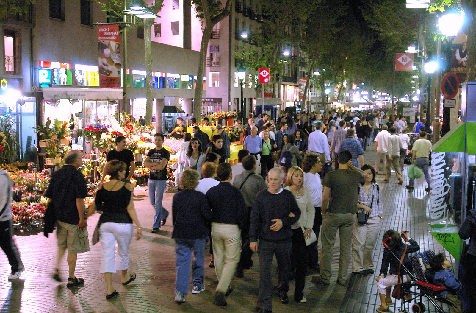 The teeming hordes on La Rambla from A Trip to Barcelona, Catalunya, Spain - 29th April 2005