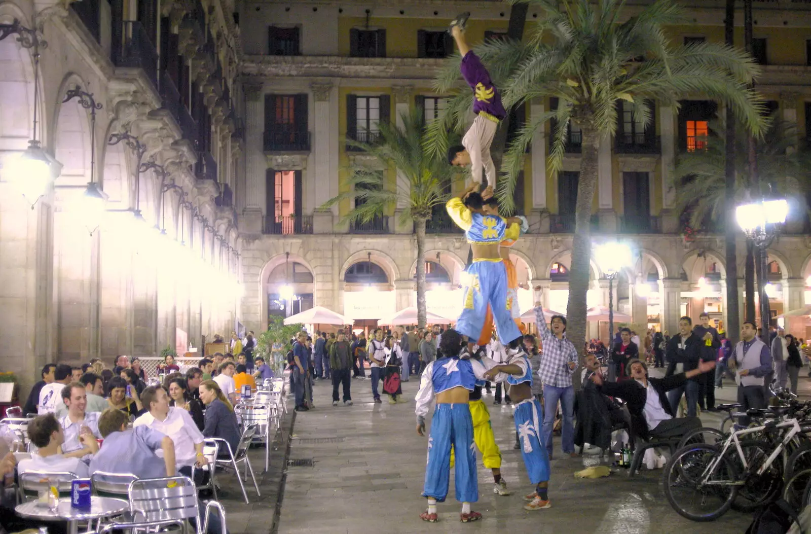 The human pyramid is complete, from A Trip to Barcelona, Catalunya, Spain - 29th April 2005