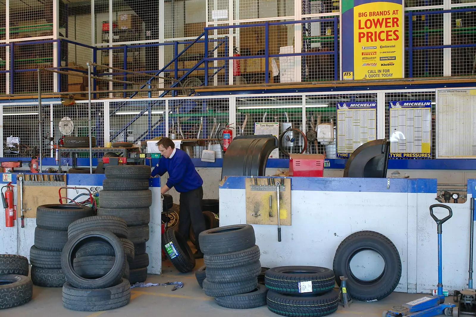 Richard at ATS does a tyre change, from Music at the Waterfront and Upstairs at Revolution Records, Diss - 8th May 2005