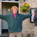Wavy gives it two thumbs up, The BSCC Weekend Trip to Rutland Water, Empingham, Rutland - 14th May 2005