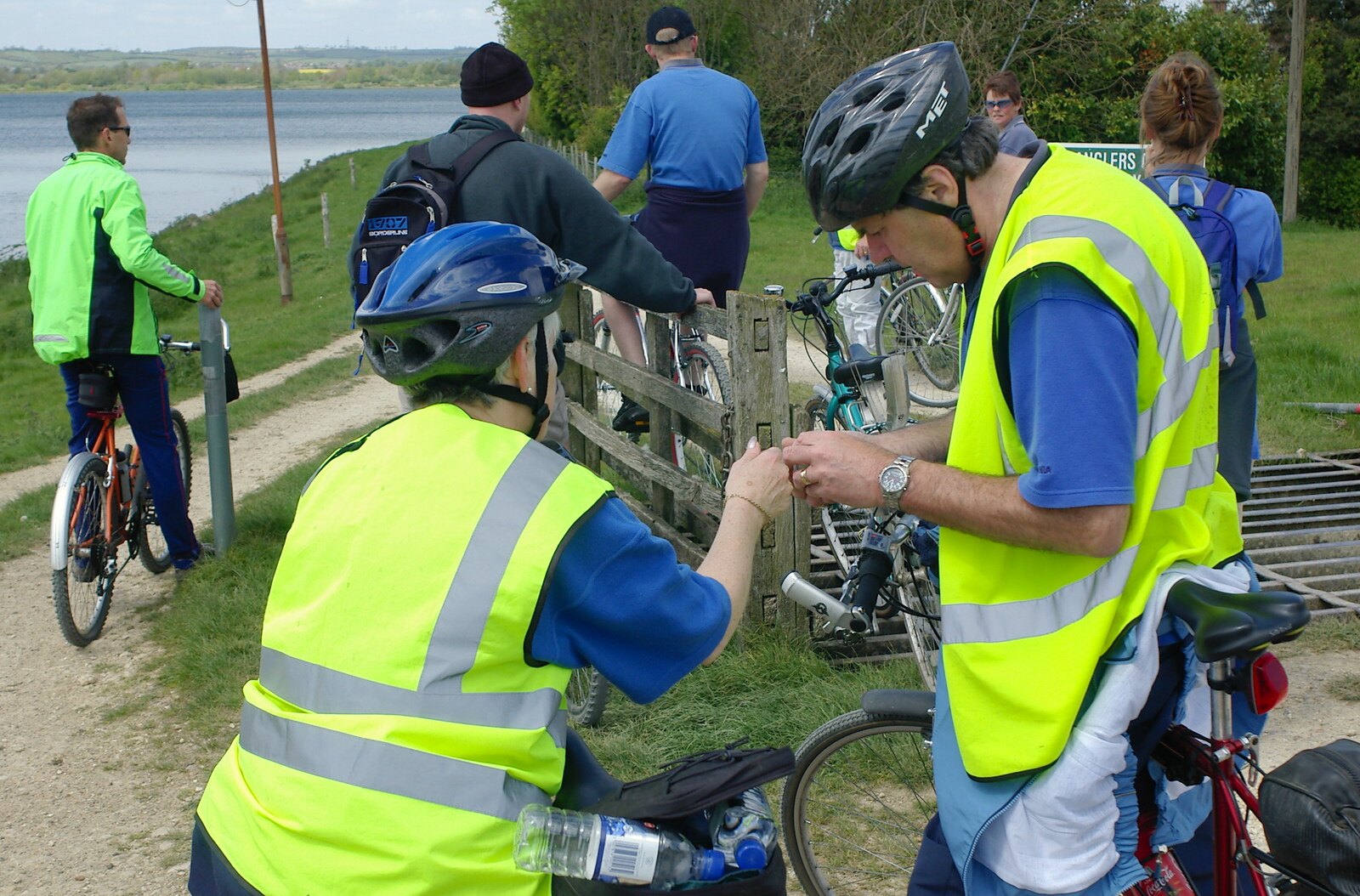 Alan helps out Spammy with some running bike repairs from The BSCC Weekend Trip to Rutland Water, Empingham, Rutland - 14th May 2005