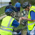 Alan helps out Spammy with some running bike repairs, The BSCC Weekend Trip to Rutland Water, Empingham, Rutland - 14th May 2005