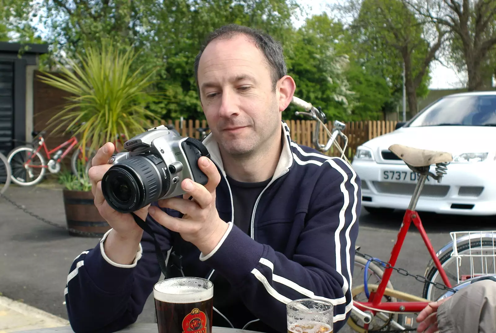 DH checks his shots, from The BSCC Weekend Trip to Rutland Water, Empingham, Rutland - 14th May 2005