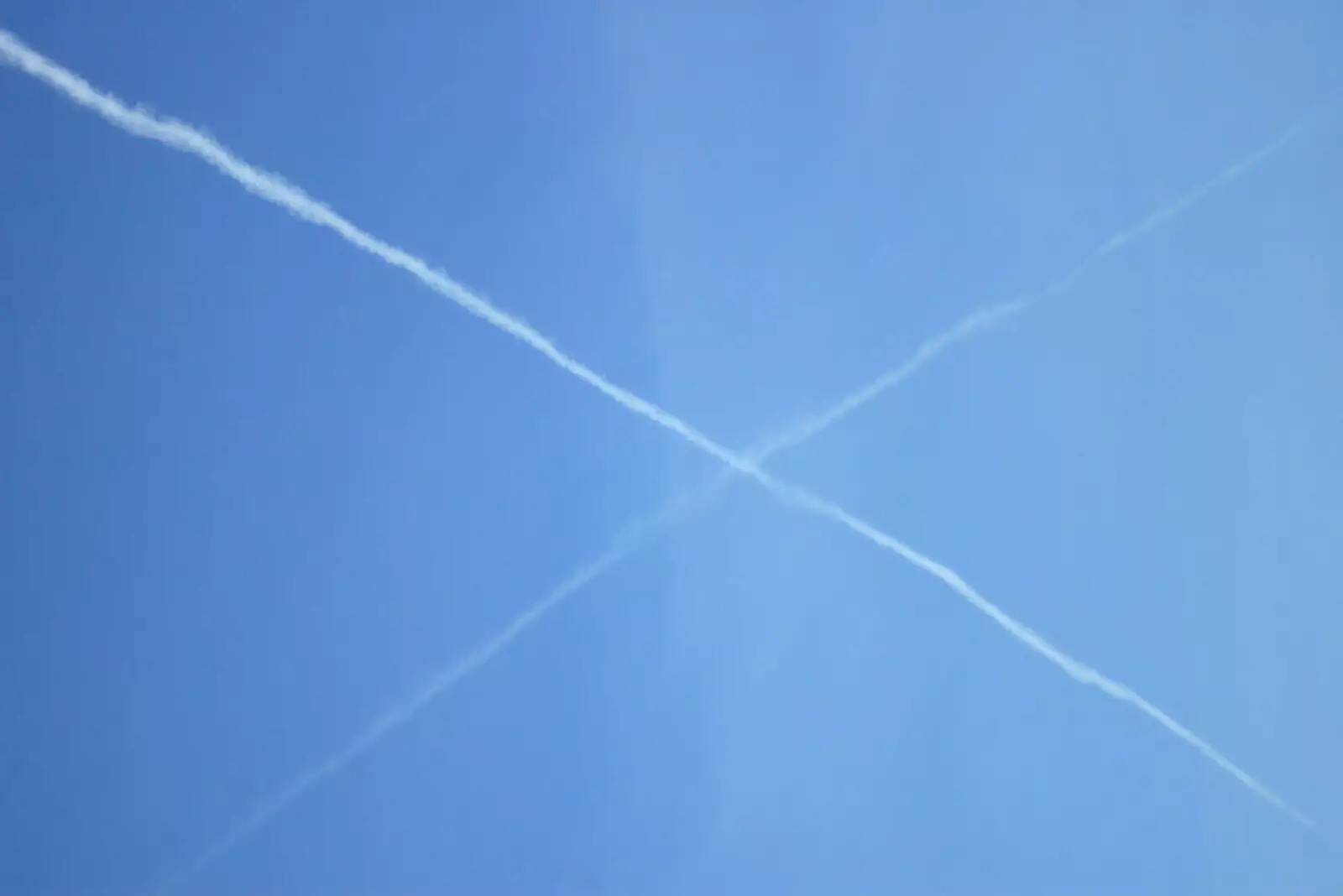 Two contrails cross like the flag of St. Andrew, from BSCC Bike Rides and Fun With Diffraction Gratings, Gissing and Diss - 26th May 2005