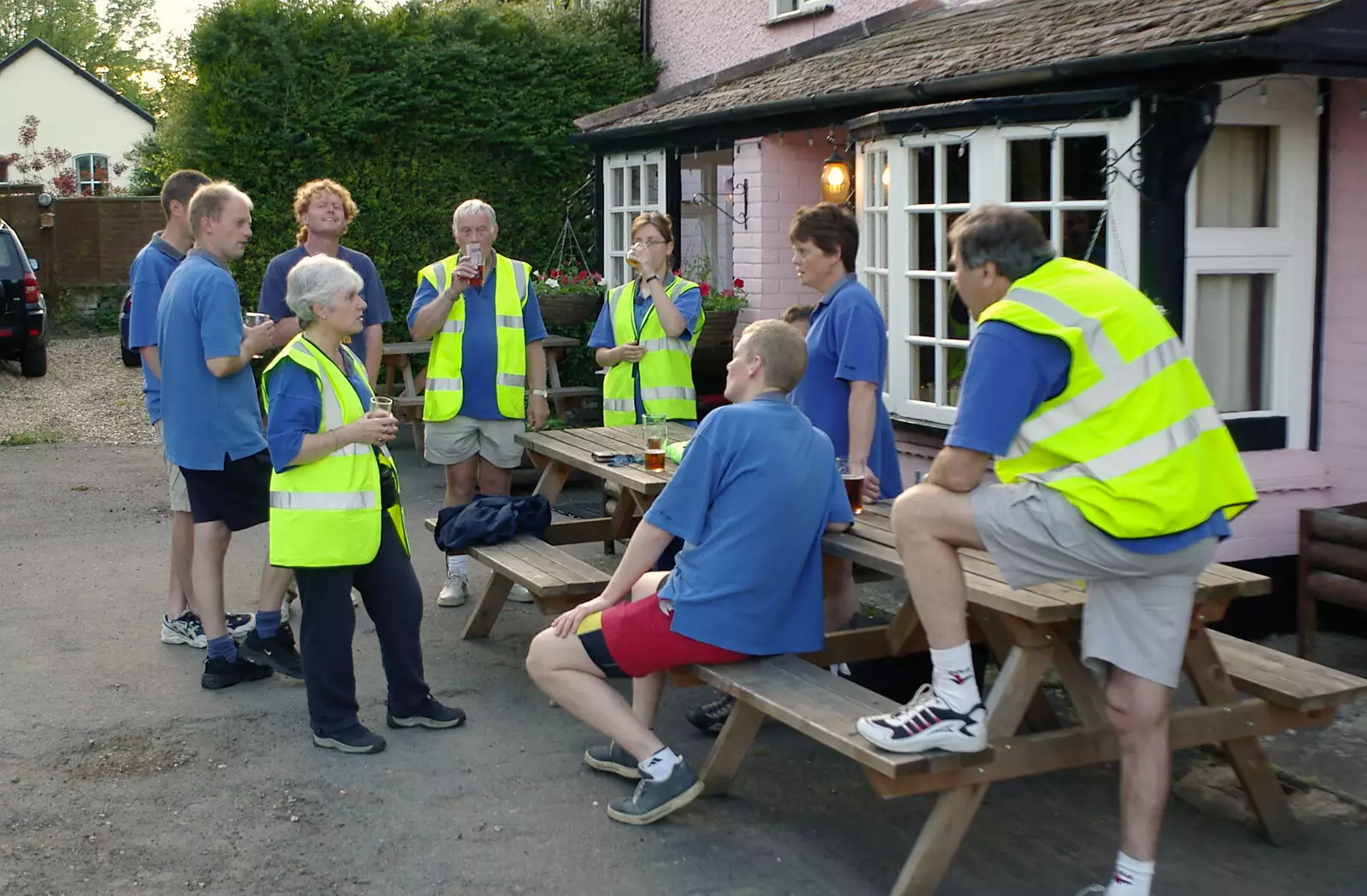 The BSCC outside the Crown in Gissing, from BSCC Bike Rides and Fun With Diffraction Gratings, Gissing and Diss - 26th May 2005