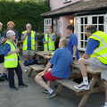 The BSCC outside the Crown in Gissing, BSCC Bike Rides and Fun With Diffraction Gratings, Gissing and Diss - 26th May 2005