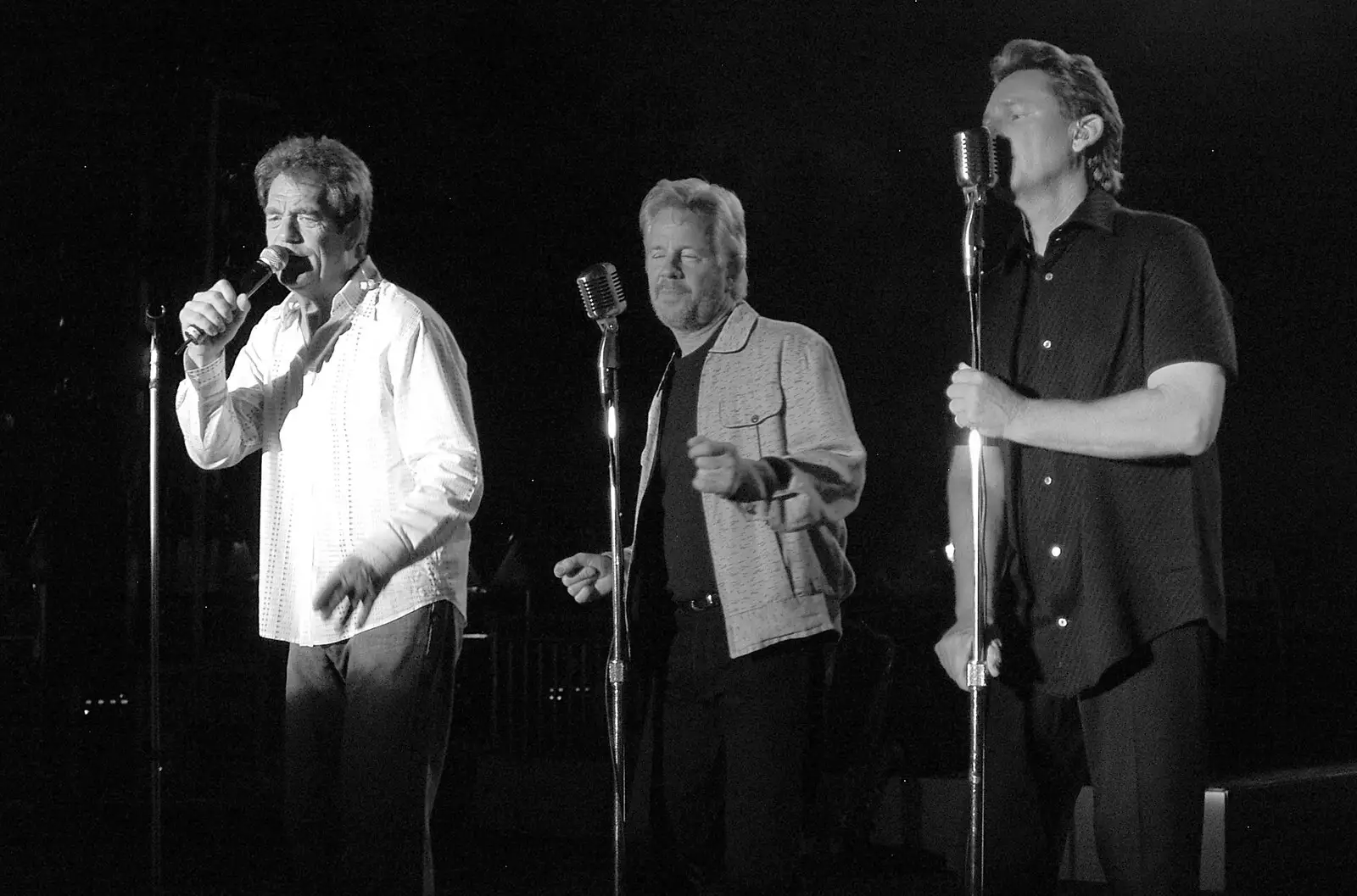 There's an acapella moment, from BREW Fest and Huey Lewis and the News, Balboa Park, San Diego, California - 2nd June 2005