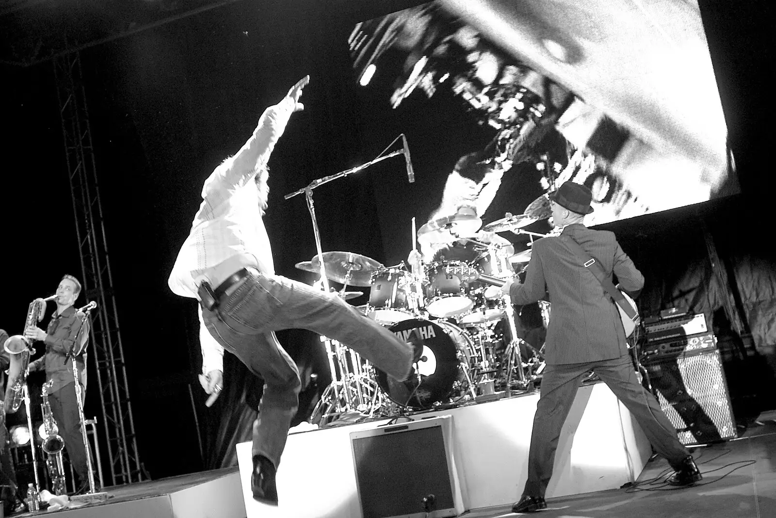 Huey Lewis can still jump around, from BREW Fest and Huey Lewis and the News, Balboa Park, San Diego, California - 2nd June 2005