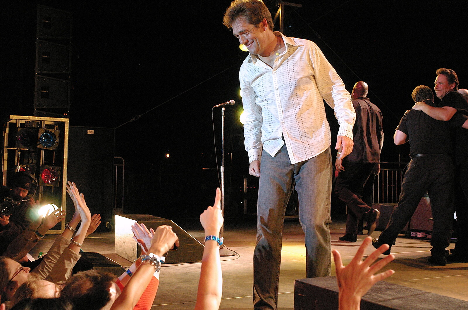 Huey says hello to the crowds from BREW Fest and Huey Lewis and the News, Balboa Park, San Diego, California - 2nd June 2005