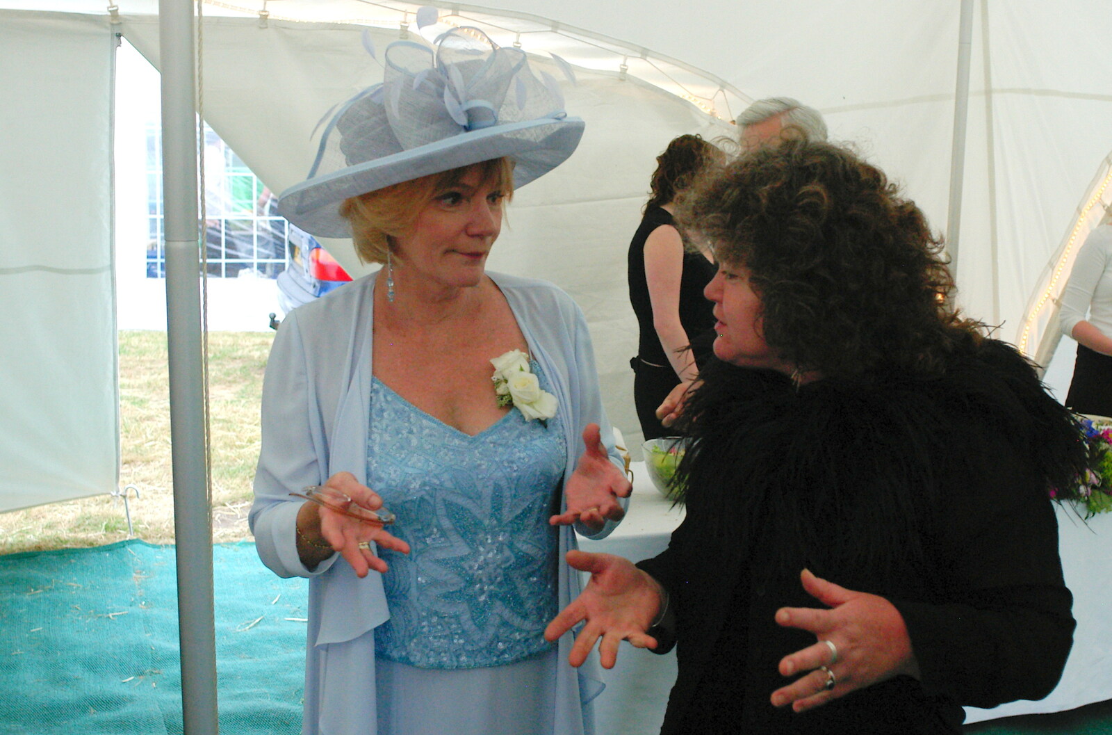 Jo talks to a wedding parent from The BBs do a Wedding Gig at Syleham, Suffolk - 25th June 2005