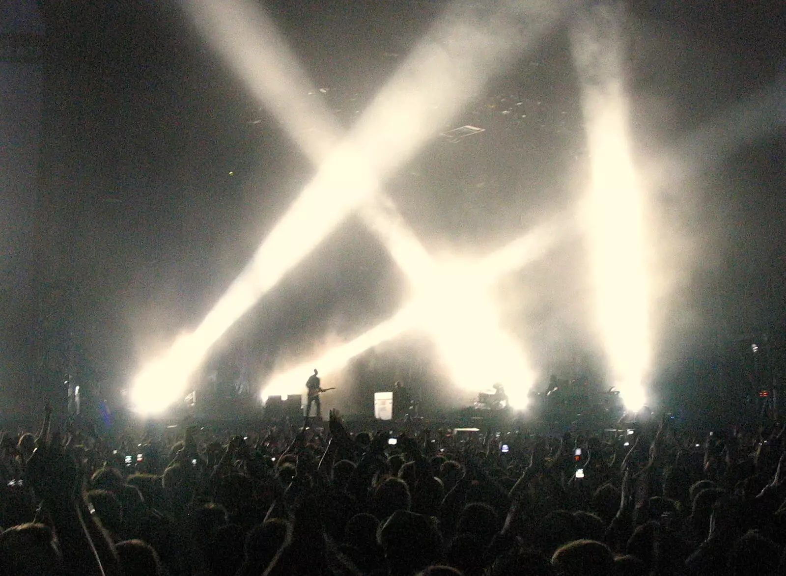 More striking searchlights, from Coldplay Live at Crystal Palace, Diss Publishing and Molluscs, Diss and London - 28th June 2005