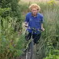 The path to the pub is a bit overgrown, The BSCC Charity Bike Ride, Walberswick, Suffolk - 9th July 2005