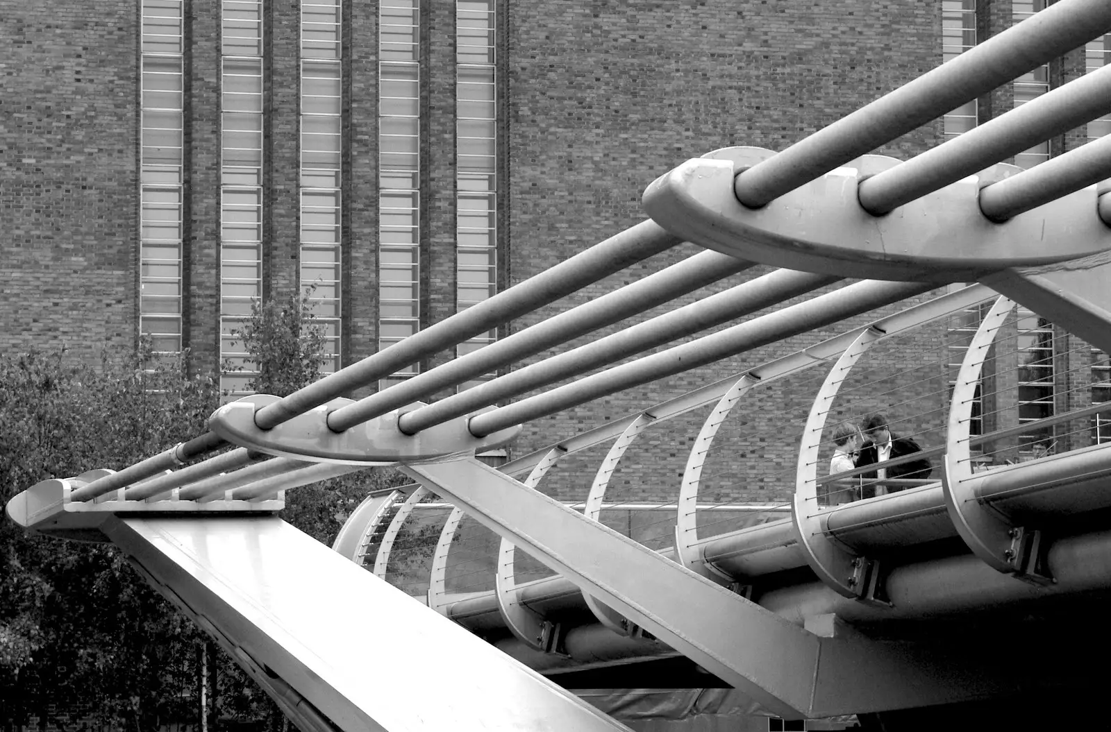 The wobbly bridge with Bankside Power Station, from Borough Market and North Clapham Tapas, London - 23rd July 2005